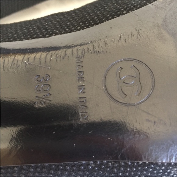 CHANEL Black Textured Heels with Gold Logo - Picture 6 of 8